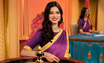 Nhân viên hỗ trợ khách hàng đang tư vấn